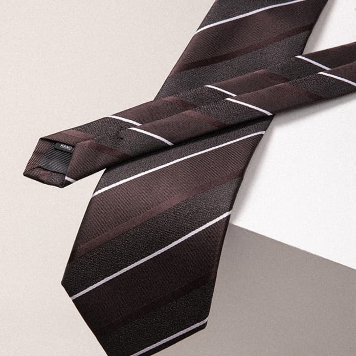 ネクタイ 洗練されたシルエット細身ストライプ